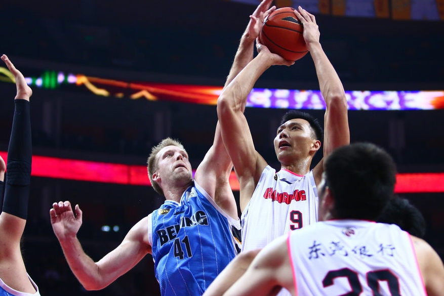  CBA焦点战上演精彩攻防对决
