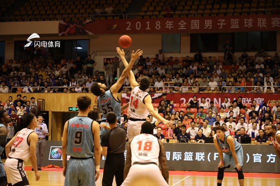  篮球名宿执教青年军，传承经验培育新人