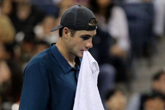  发球上网战术奏效，伊斯内尔轰出制胜ACE