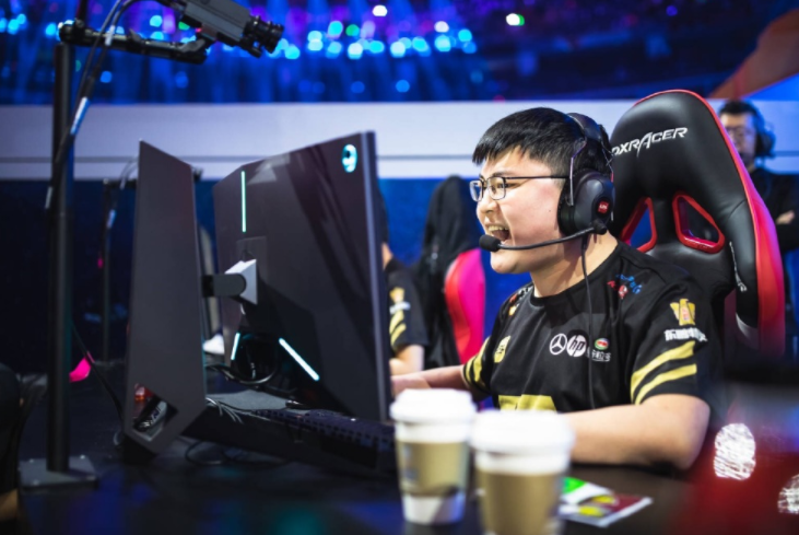  电竞主播转型教练，双重身份创佳绩