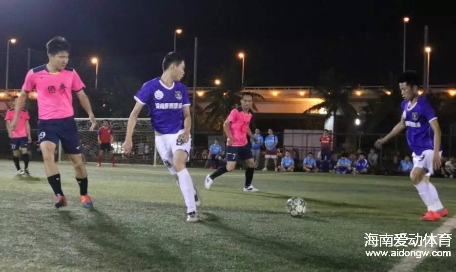  草根足球达人走红，平民英雄感动全网  