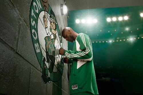  传奇球星退役赛，万人空巷致敬经典