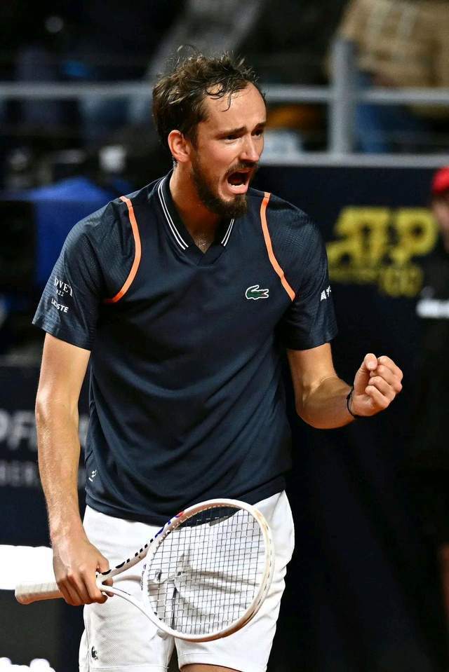  丘里奇单反神技，安特卫普站力克名将称雄